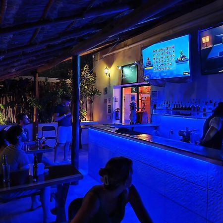 New Friends Hostel & Bar Adults Only วัลลาโดลิด ภายนอก รูปภาพ