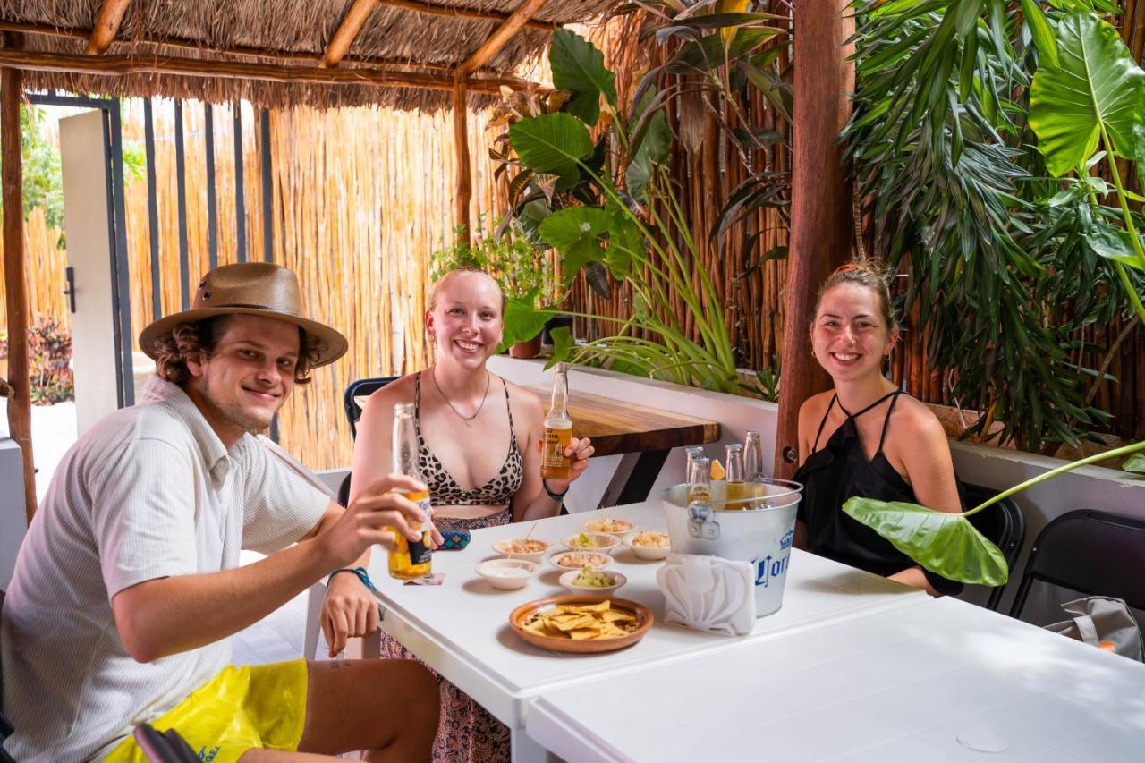 New Friends Hostel & Bar Adults Only วัลลาโดลิด ภายนอก รูปภาพ