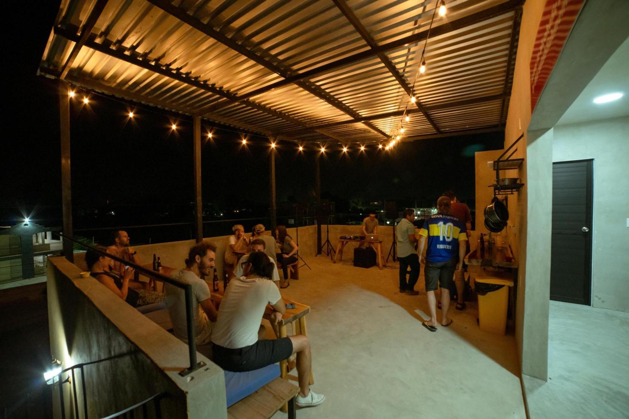 New Friends Hostel & Bar Adults Only วัลลาโดลิด ภายนอก รูปภาพ
