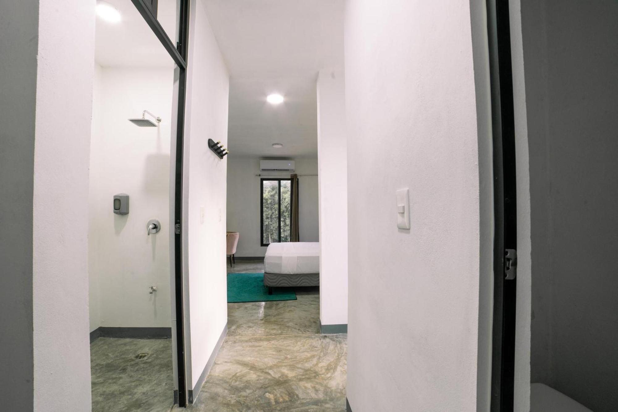 New Friends Hostel & Bar Adults Only วัลลาโดลิด ภายนอก รูปภาพ
