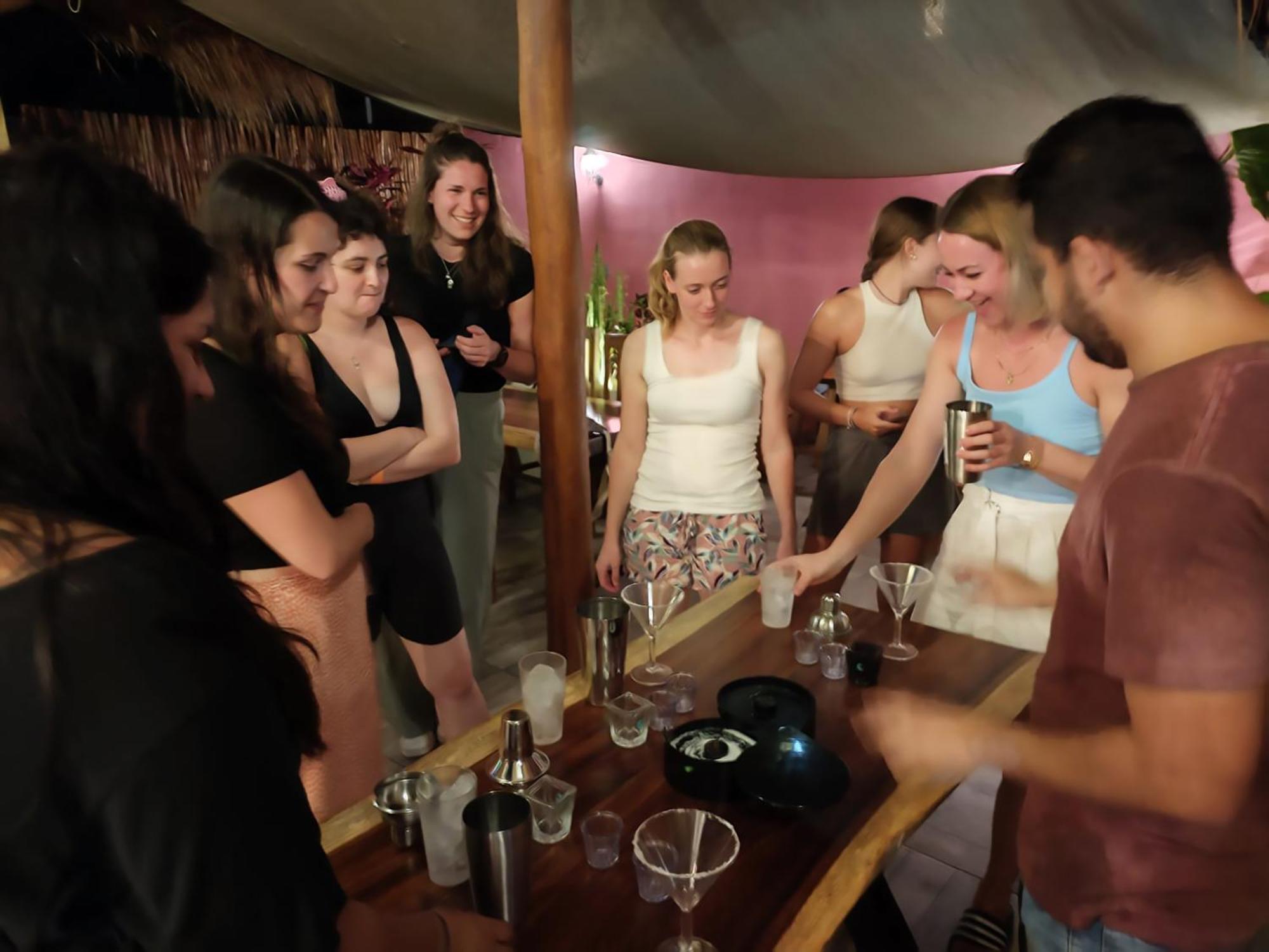 New Friends Hostel & Bar Adults Only วัลลาโดลิด ภายนอก รูปภาพ