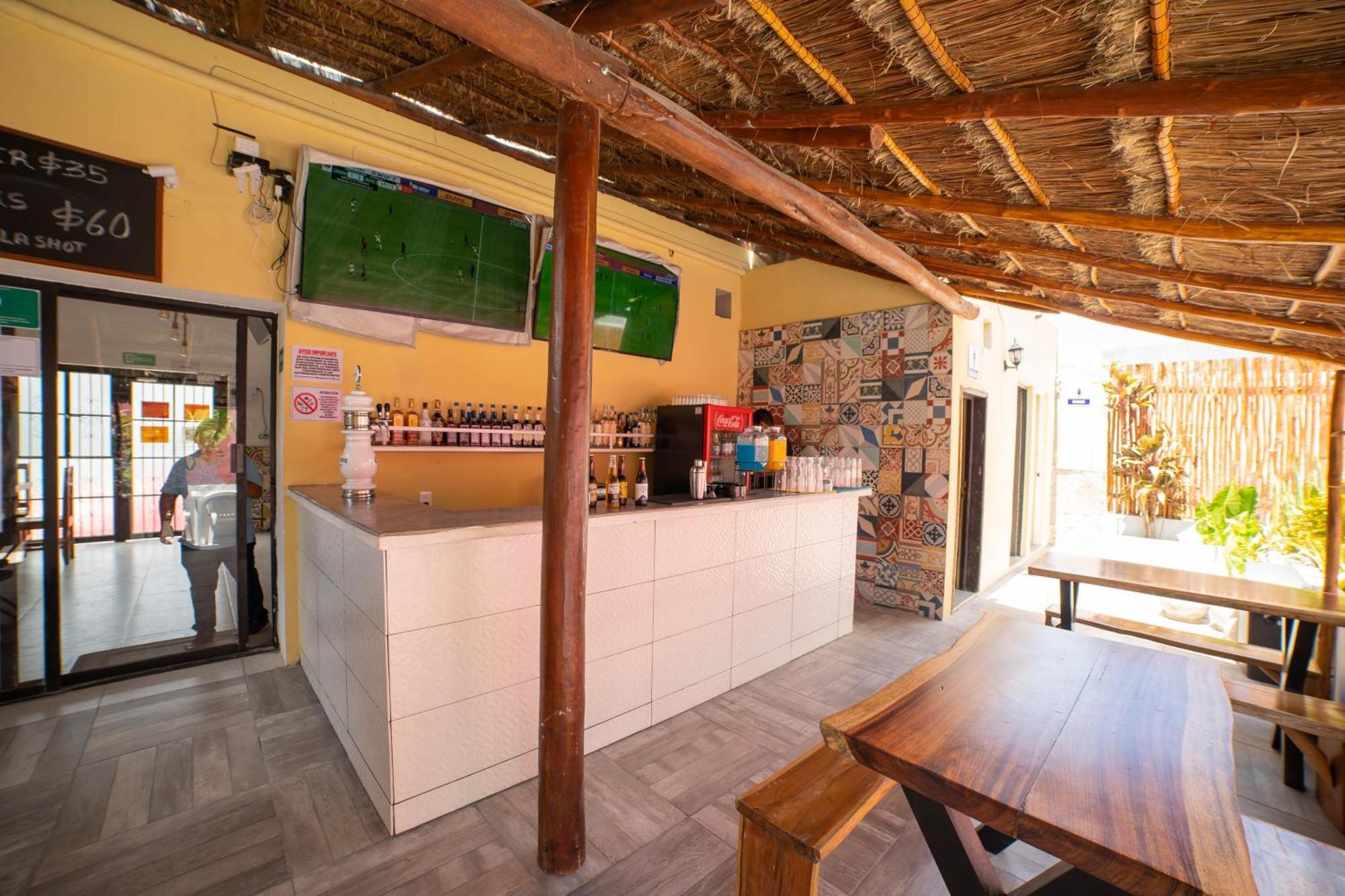 New Friends Hostel & Bar Adults Only วัลลาโดลิด ภายนอก รูปภาพ